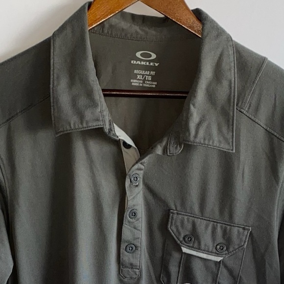 Men's Oakley Grey Front Pocket Polo Shirt - Picture 3 of 9